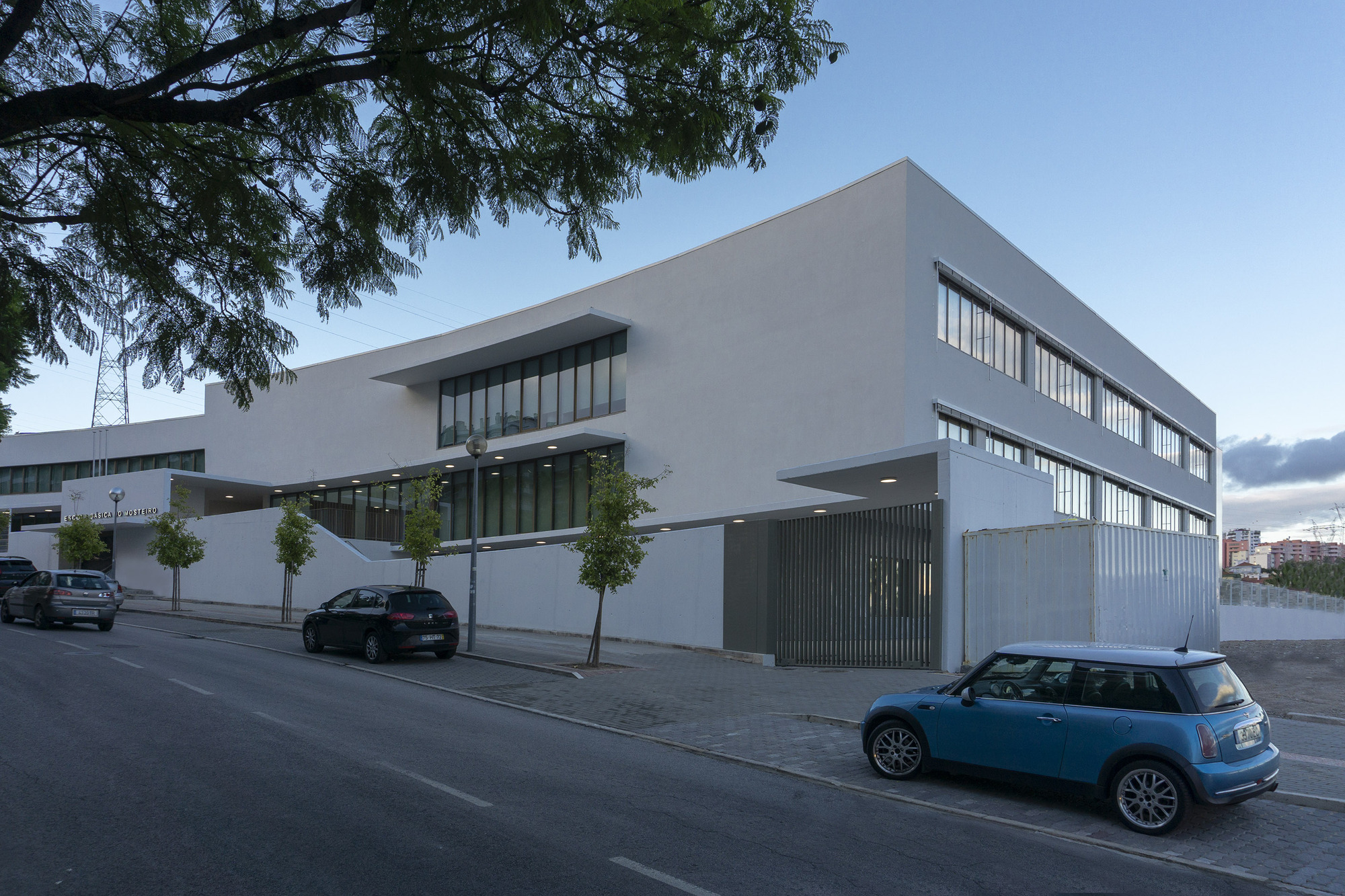 escola-basica-do-mosteiro-cffa-arquitectos-plus-vera-blanco-plus-francisco-eloy_17 (1)